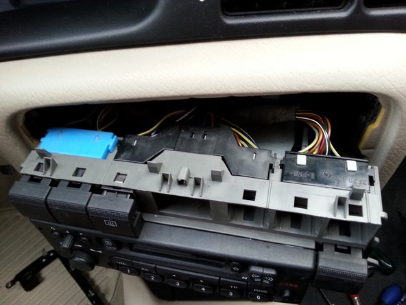 tirer doucement le poste vers vous