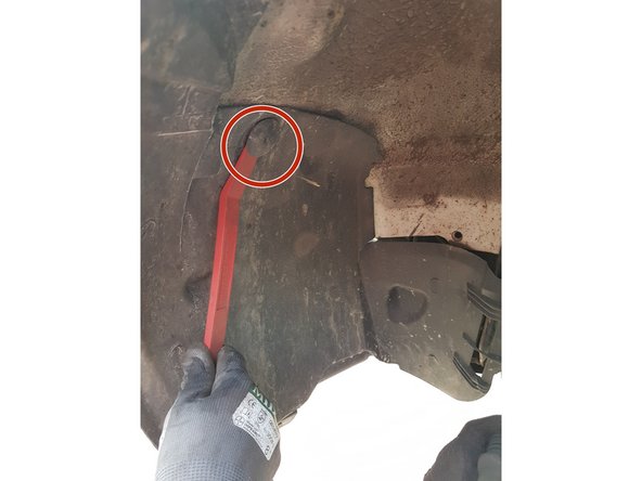 Enlever les vis et les inserts plastiques qui tiennent le garde boues.