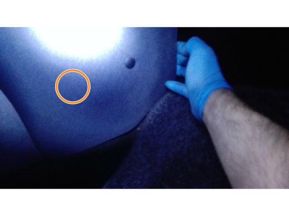 Photo 2, pour plus de facilité, dégrafer le panneau de la console centrale en tirant délicatement dessus, dégagez le tapis de sol si nécessaire puis pincez l’extrémité du filtre afin de le sortir.