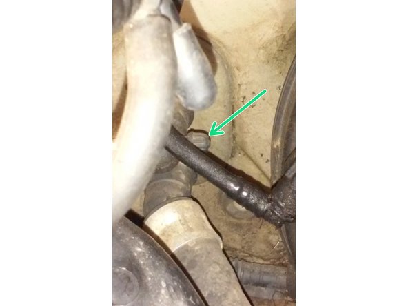 La voici , démarrer le moteur et desserrer le bouchon et le resserrer lorsque le liquide sort en continu.