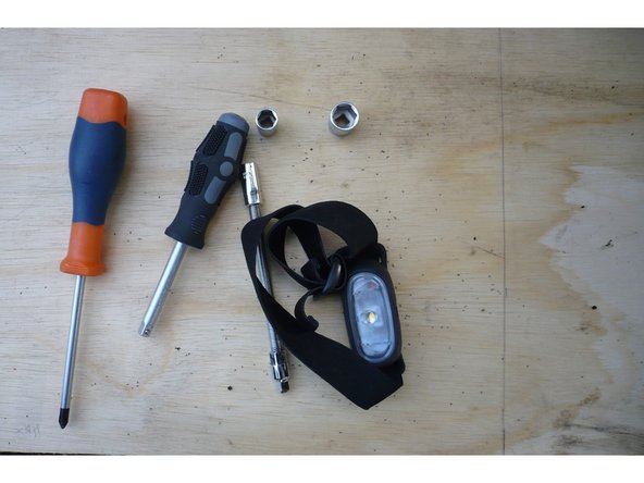 A noter ici comme je n'avais pas de brosse métallique pour nettoyer mes prises de batterie, je me suis muni d'une chute de papier de verre et d'un spray nettoyant pour contacts électriques.