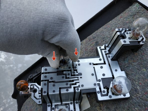 Eviter de toucher les ampoules avec les doigts. Il est préférable d'avoir des gants pour éviter de laisser des traces grasses sur le verre.