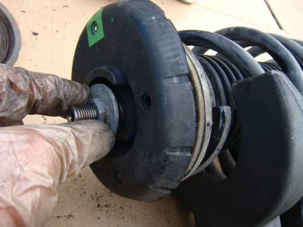 
Close the assembly with the shock absorber sole and bring the nut as close as possible
