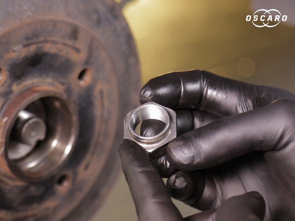 Replacer l'écrou sur la fusée