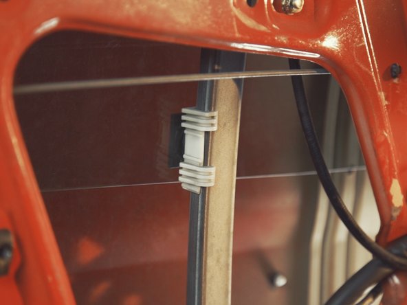 
As for removal but in the opposite direction, reassemble the support plate against the glass by making a quarter turn
