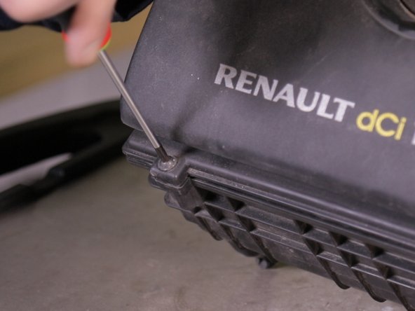 Revisser les 4 vis du couvercle sur la boite à air avec le tournevis Torx T30