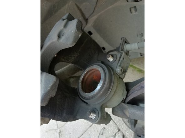 Repousser le piston au maximum, puis monter les plaquettes (la plaquette a ergot va sur le piston).