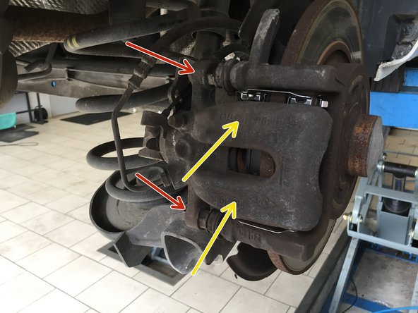 Visser les deux vis à l'aide de la clé de 13 et 17