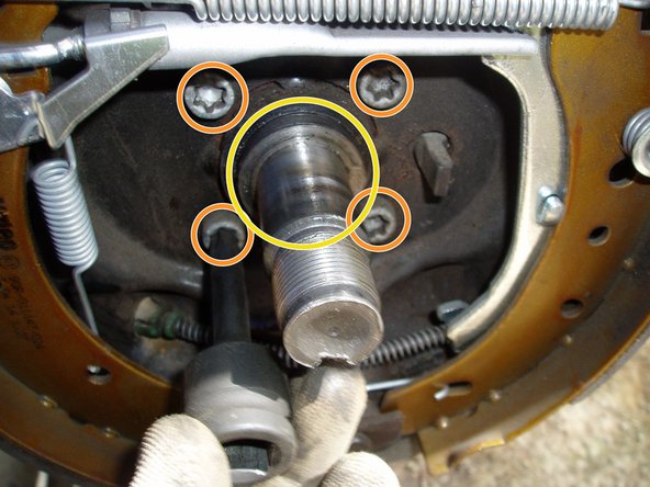 Boucher le tuyau de frein afin d'éviter l'écoulement du liquide de frein. Attention le liquide est très corrosif, nettoyer les parties qui ont pu entrer en contact avec du nettoyant spécial frein.