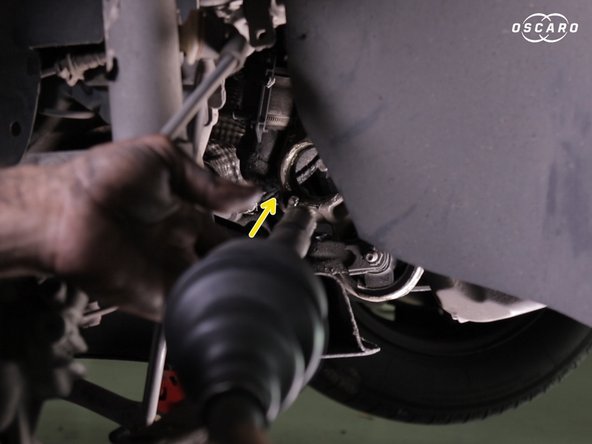 Enfiler le cardan délicatement en guidant l'entrée de boite puis jusqu'en butée du roulement