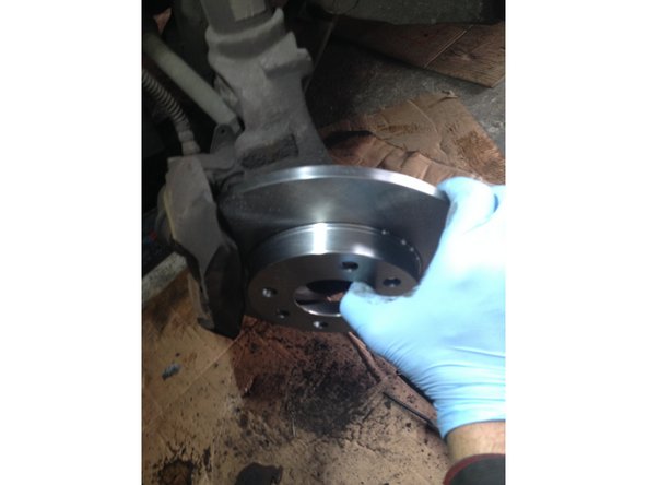 
Replace the disc by carefully inserting it between the caliper and the hub then tighten the retaining screws.
