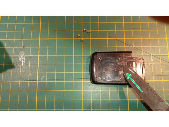 Soulever le couvercle à l'aide d'une lame de couteau