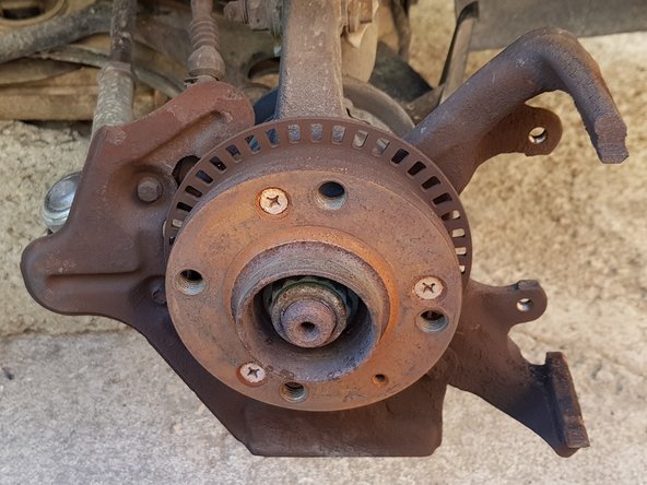 Avec une brosse métallique nettoyez le moyeu.