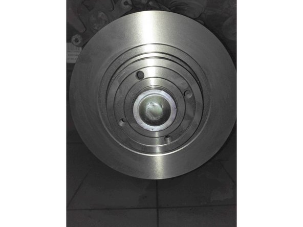 Positionner alors le support d'étrier et on resserre les deux vis STX de 16 du côté intérieur.(flèches orange, photo 3)