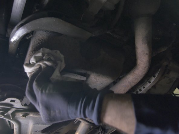 Une fois l'huile écoulé du carter, nettoyer les gouttes avec un chiffon