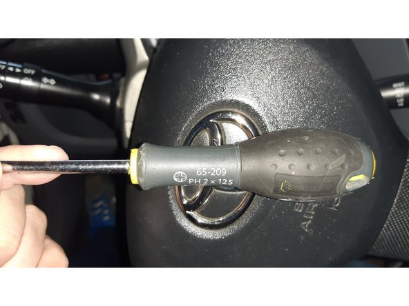 Il faut tourner le volant vers la gauche pour avoir accès à la vis coté gauche du capot.