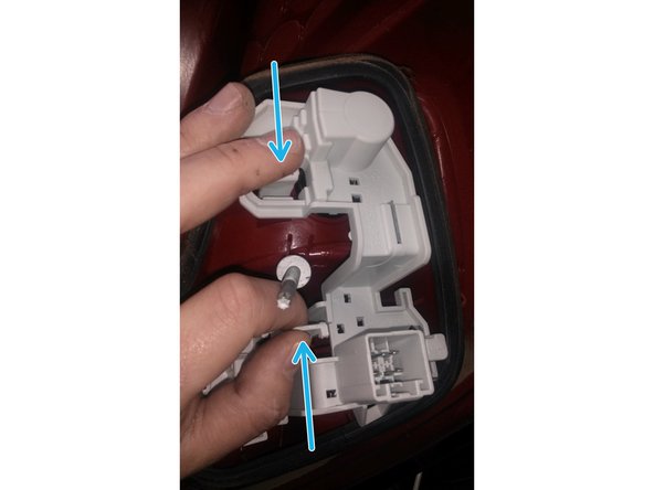 Pour extraire la platine, écarter les 2 languettes et tirer la platine vers soi.