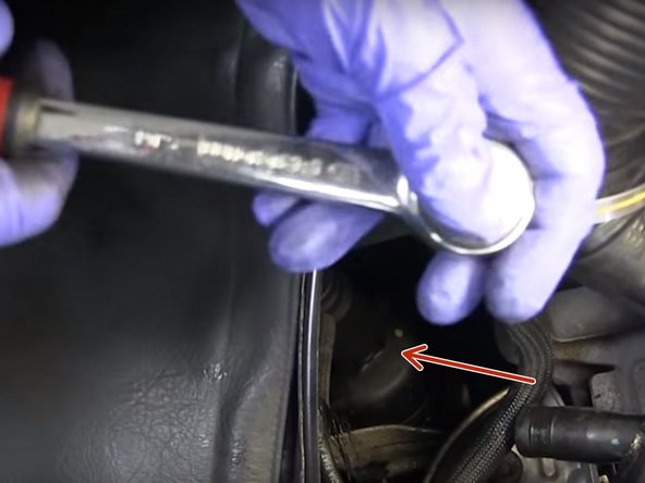 Desserer la cloche du filtre à l'aide de la clé puis la retirer