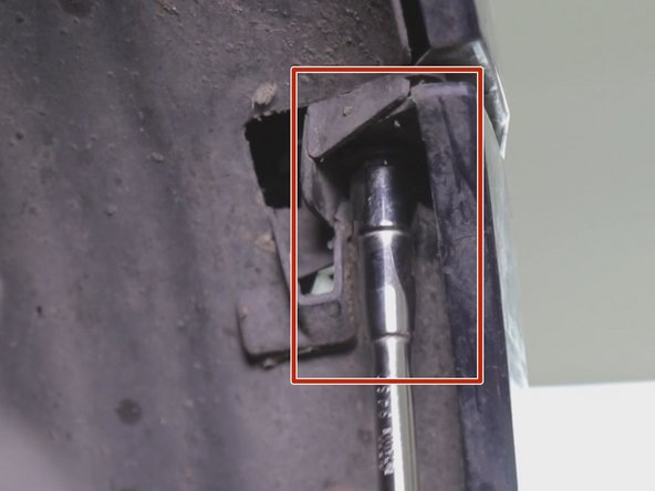 Devisser et retirer les deux vis placer de chaque côté devant les roues avant avec une clé de 10