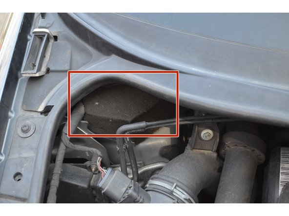 Coté droit la tête de suspension est protégée par une mousse.