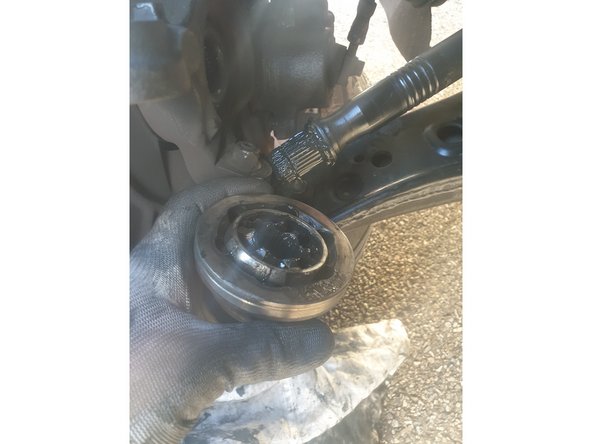 D'un coup sec de maillet (sans frapper sur les billes) extraire le demi joint de cardan