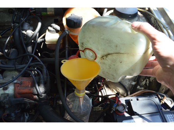 Maintenant que vous avez du mou vidangez le bocal pour ne pas que tout coule quand vous allez sortir la pompe.