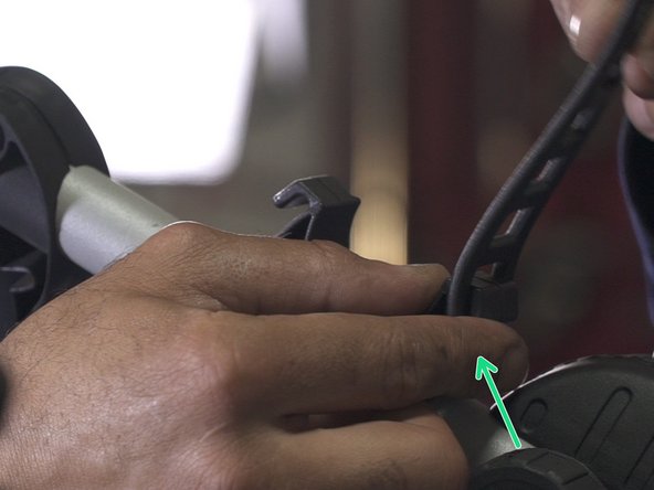 Placer les attaches en caoutchouc sur les emplacement dédiés au vélo