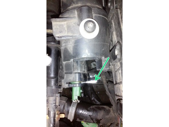 Maintener la sonde en place et glisser le clips au premier cran.