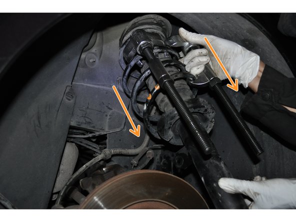 Dégager l'élément de suspension. Ne pas tenir par la partie supérieure.