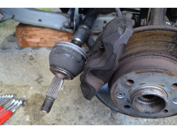 A l'aide de papier absorbant, retirez toute la graisse du cardan.