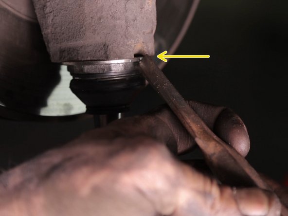 Brider la rotule en frappant avec le burin et le marteau sur le bord de la rotule pour l’écraser dans la fente du moyeu