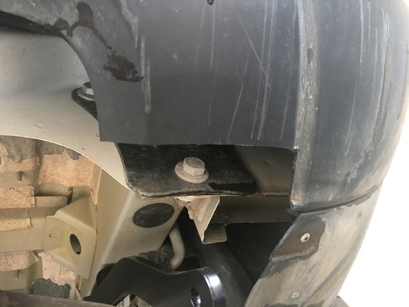 Procéder à la découpe du pare-chocs des deux coté à l'aide du gabarit fourni avec l'attelage