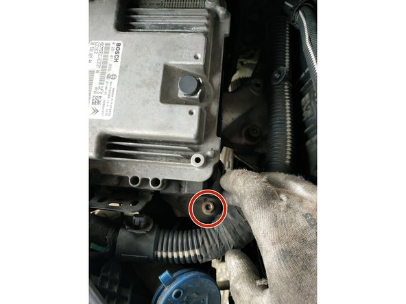 visser l'écrou de maintien du support calculateur, clé de 10mm