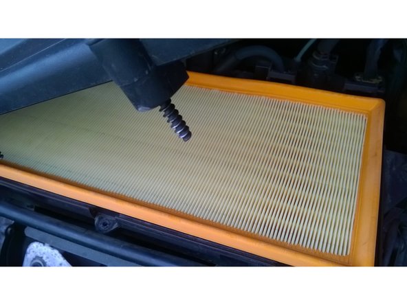 Il faut appuyer fortement sur les bords du filtre (en orange sur la photo) pour le mettre en place.