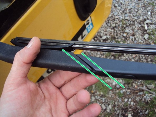 Enfin, veillez au bon alignement de l'ensemble, notamment du bras avec le balai (CF PHOTO : TRAITS PARALLÈLES  VERTS) pour vous assurer que tout est bien solidaire et que cela tiendra en place lorsque l'essuie-glace sera mis en action.