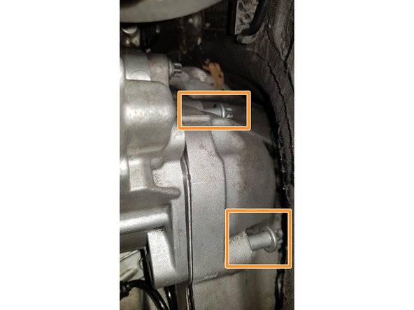 puis dévissez-les complétement avec une clé à œil à cliquet de 10mm. Si vous avez une clé à œil à cliquet Torx E12 c'est encore mieux.