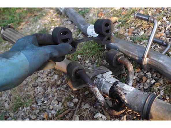 Une réparation de fortune avait été faite pour colmater le trou béant... (sorte de pansement). Mais à ce niveau, il vaut quand même mieux remplacer la pièce !