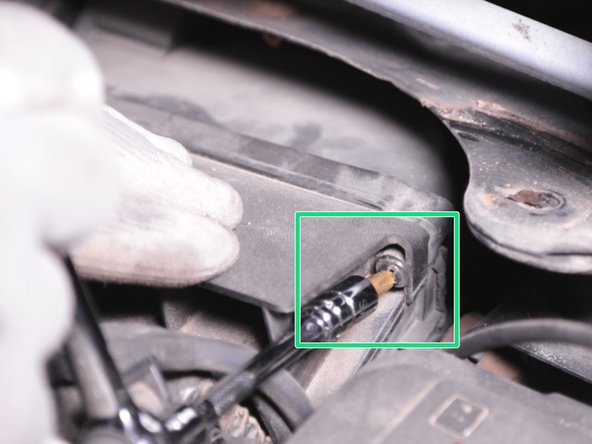 Dévisser les deux vis de chaque coté de la boite à air avec un petit tournevis cruciforme