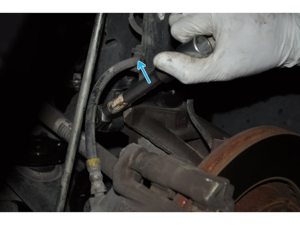 Dévissez le boulon de serrage du support de la jambe de suspension et retirez-le. Utiliser une clé de 16 mm.