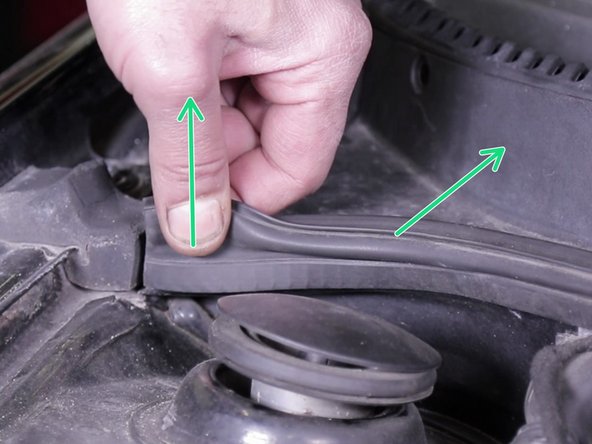 Retirer le joint de capot en tirant dessus
