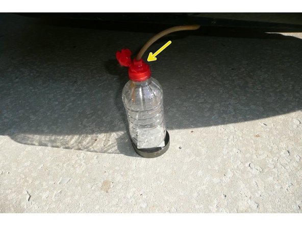 Introduire ce tube dans la bouteille plastique.