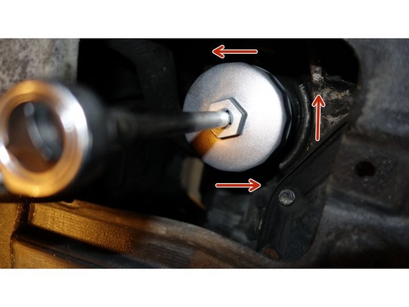 Il est possible d'utiliser une clé à sangle, mais le faible espace de débattement, complique le dévissage du filtre.