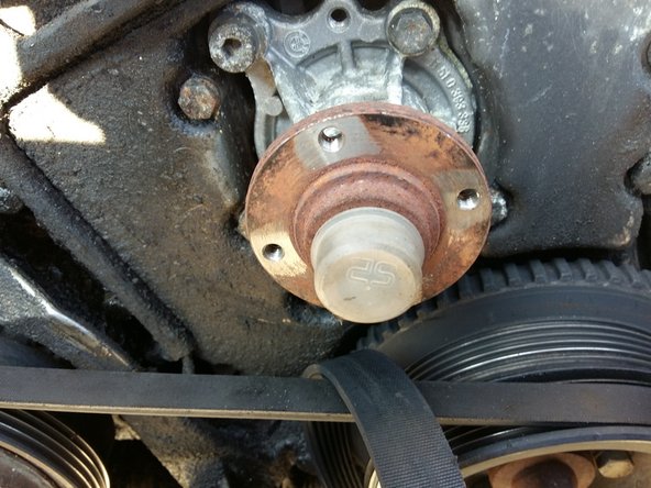 Retirer alors les écrous précédemment desserrés afin de sortir la poulie.