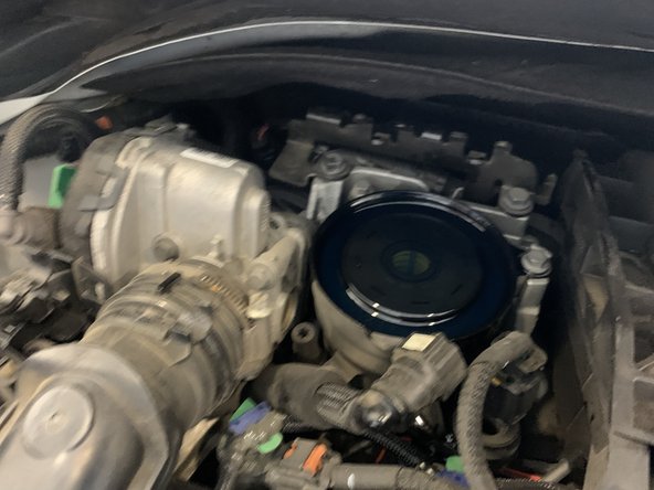 Ouvrir le filtre à carburant à l'aide d'une clé plate de 24