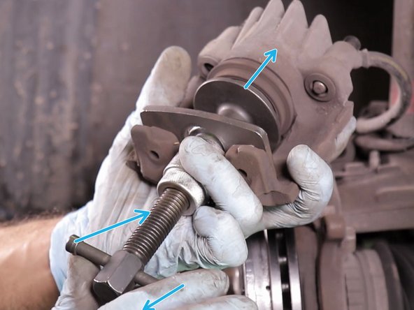 A l'aide du repousse piston, repousser le piston de l'étrier de frein