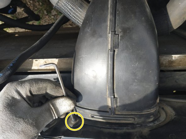 serrer le colier sur la boîte à air, clé de 7mm