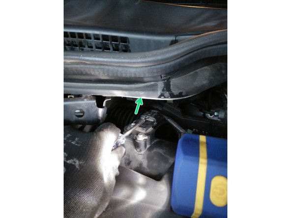 A l'aide d'un tournevis plat, déclipser le capteur