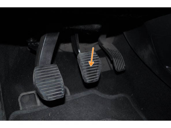 Remettre en place le câble de frein à main.