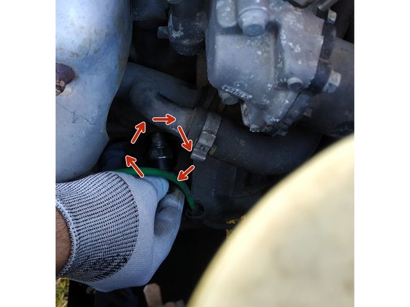 visser le capteur à la main