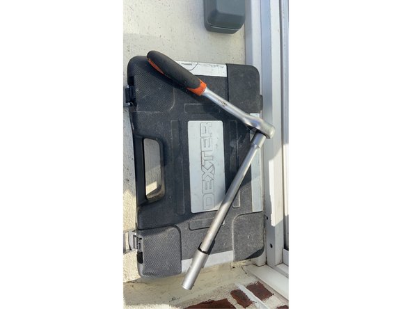 J'utilise un cliquet de 1/2, une rallonge et une douille à bougie de 16 mm